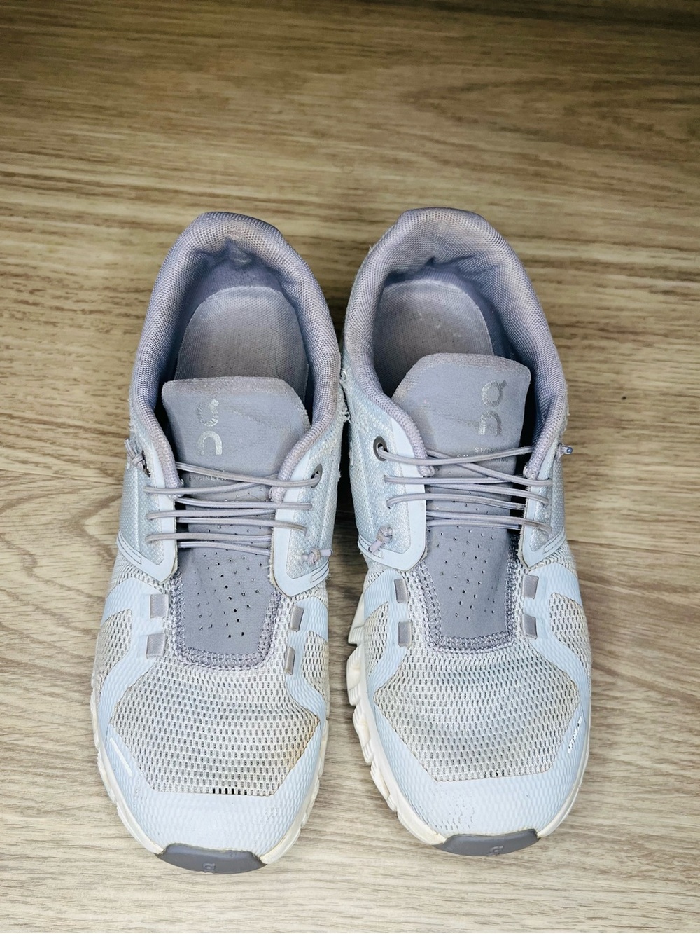 On Cloud 5 Womens Sz 7.5 Sporty Performance Running Shoes Athleisure *Tiny FLAWS